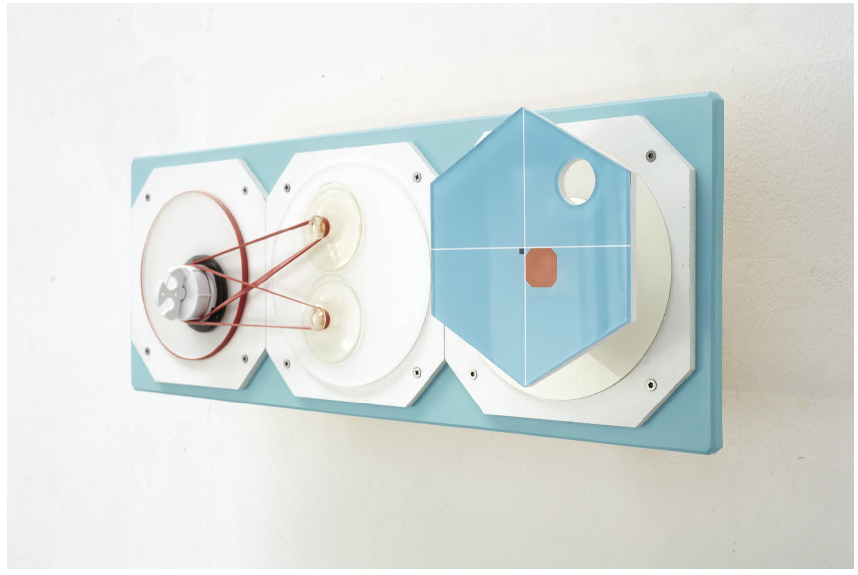 2014 adam kokesch untitled rétegelt lemez plexi akril műanyag gumi vákuumkorong 18 x 50 x 18 cm 1